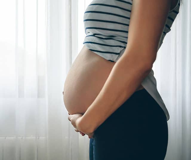 Embarazada roba una camioneta de un noticiero con la reportera dentro