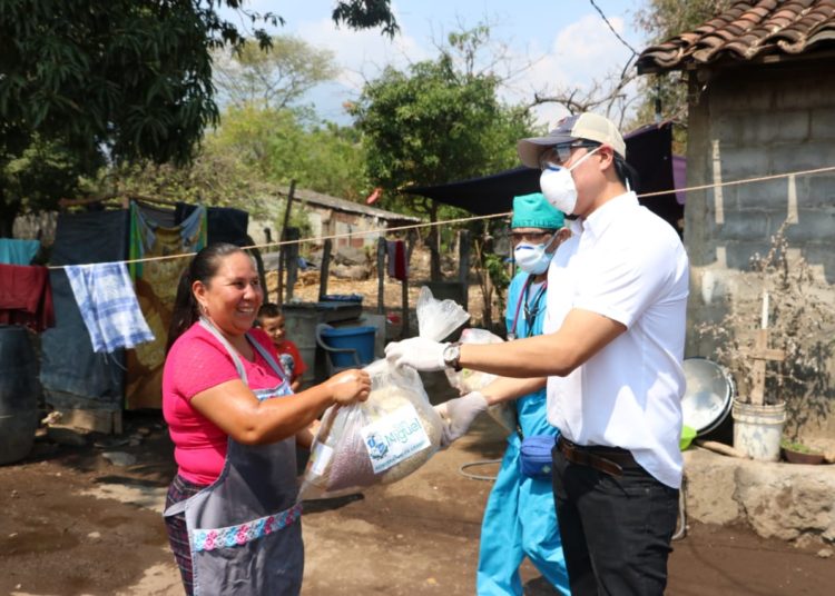 Alcaldía de San Miguel entrega paquetes solidarios a familias afectadas por el coronavirus