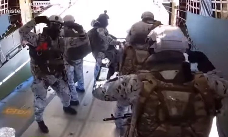 (VIDEO) Tropas rusas realizan el primer salto en grupo de la historia desde 10 kilómetros de altura en el Ártico