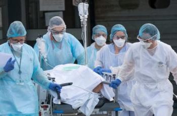 Aumentan las cifras diarias de coronavirus en España que registra 5.252 nuevos casos y 585 fallecidos