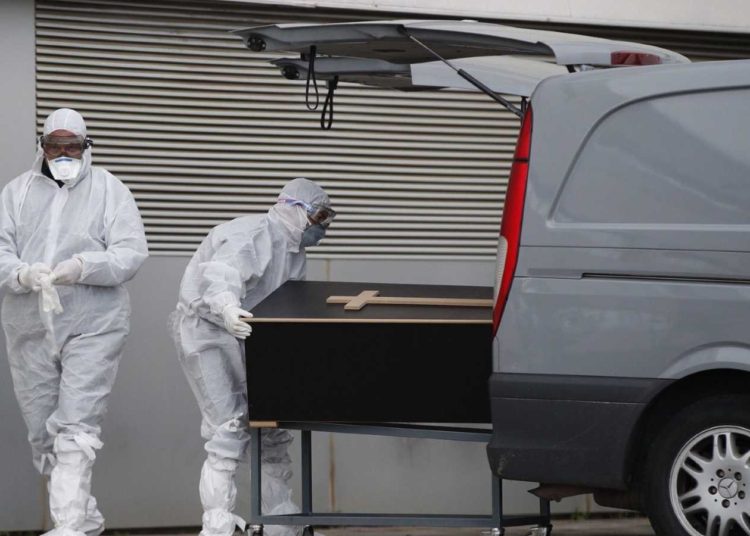 La cifra de fallecidos diarios en España baja a 399 pero supera ya los 200.000 infectados