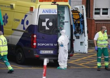 La cifra de fallecidos en España en 24 horas cae hasta 683, pero supera los 15.000