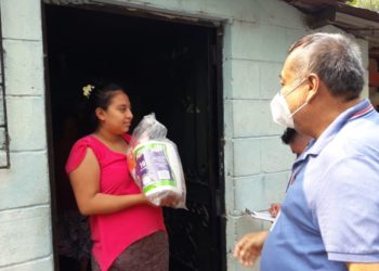 Alcaldía del Puerto de La Libertad entrega ayuda alimenticia a familias del cantón El Cimarrón