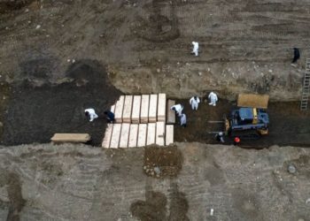 Las impactantes imágenes la fosa común de Nueva York