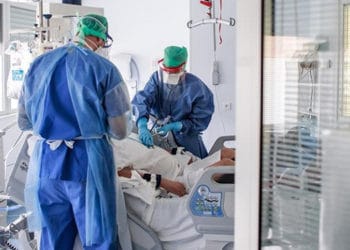 Francia reportó 833 muertes por coronavirus en las últimas 24 horas, llevando el total a 8.911