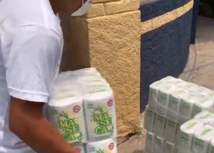 Donan 22 mil paquetes de harina de maíz para que sean repartidos entre personas de bajos recursos de San Salvador