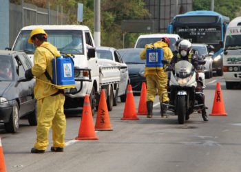 Alcaldía de Mejicanos sanitiza vehículos en distintos puntos de ese municipio