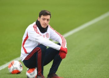 Mesut Özil se opuso al recorte salarial que hizo el Arsenal para combatir el coronavirus