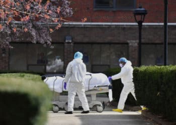 El número de muertos por el coronavirus superan los 100.000 en todo el mundo