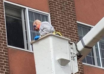 (VIDEO) Un hombre de 88 años usa una grúa para ver a su esposa desde la ventana de un asilo en cuarentena