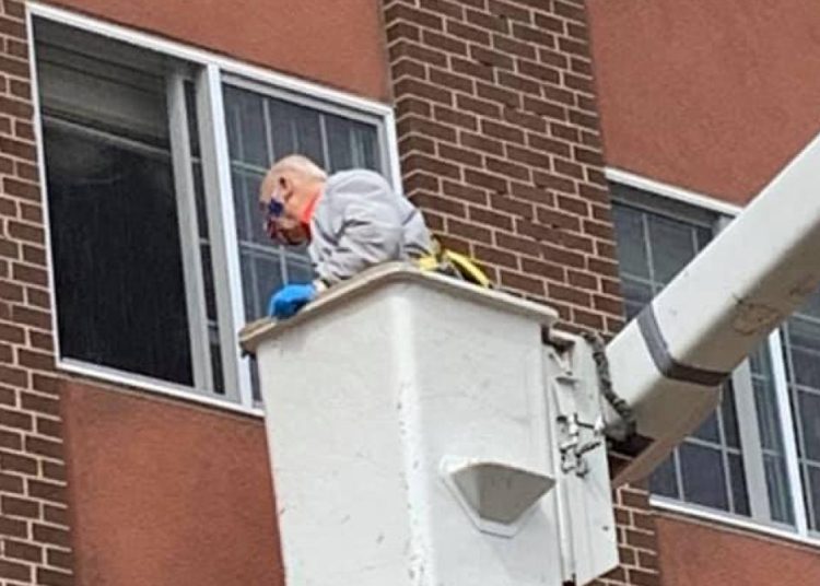 (VIDEO) Un hombre de 88 años usa una grúa para ver a su esposa desde la ventana de un asilo en cuarentena