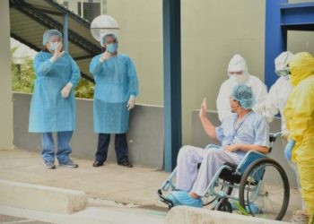 (VIDEO) Con aplausos despiden a paciente que se recuperó de coronavirus en el Hospital San Rafael