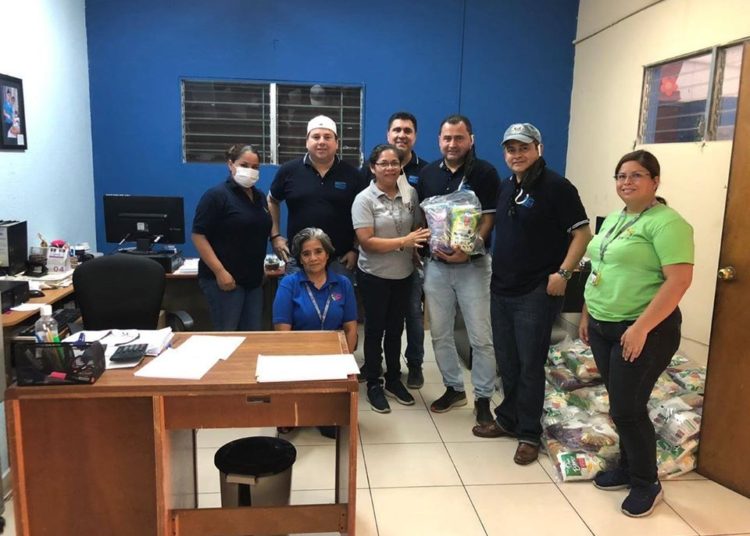 CONAB entrega donativo al ISNA y al hogar de ancianos Sara Zaldivar