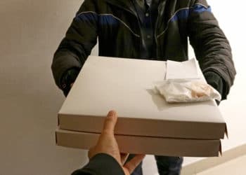 Repartidor de pizzas enfermo de covid-19 pone a temblar a 72 familias en la capital de la India