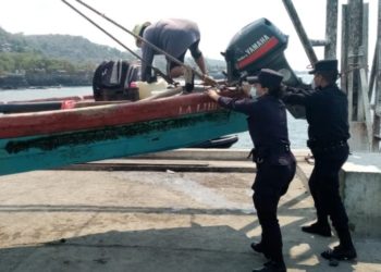 PNC auxilia a pescadores varados en el mar, luego de cerco sanitario impuesto en La Libertad