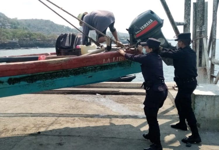PNC auxilia a pescadores varados en el mar, luego de cerco sanitario impuesto en La Libertad
