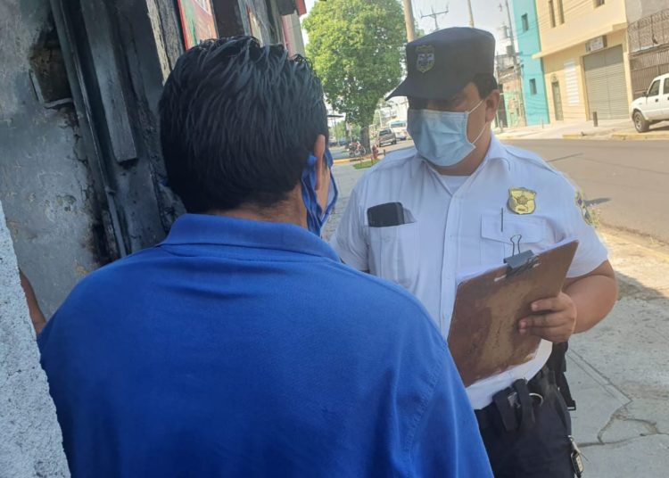 Personas que son sorprendidas violando cuarentena son retenidas y remitidas a sus viviendas, en La Paz