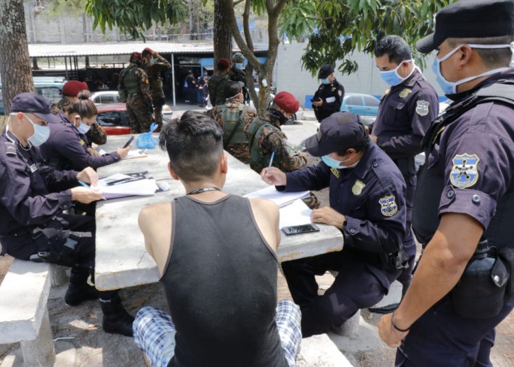 Retienen a más de 1,300 personas por violar cuarentena domiciliar