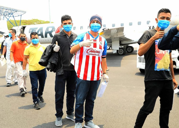 Cancillería recibe a 41 salvadoreños que estaban varados en México