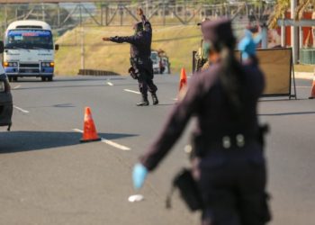 Bukele ordena cerrar las calles hacia las playas y detener a personas que incumplen la cuarentena obligatoria