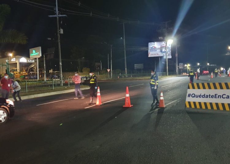 Bukele ordena cerrar las calles hacia las playas y detener a personas que incumplen la cuarentena obligatoria