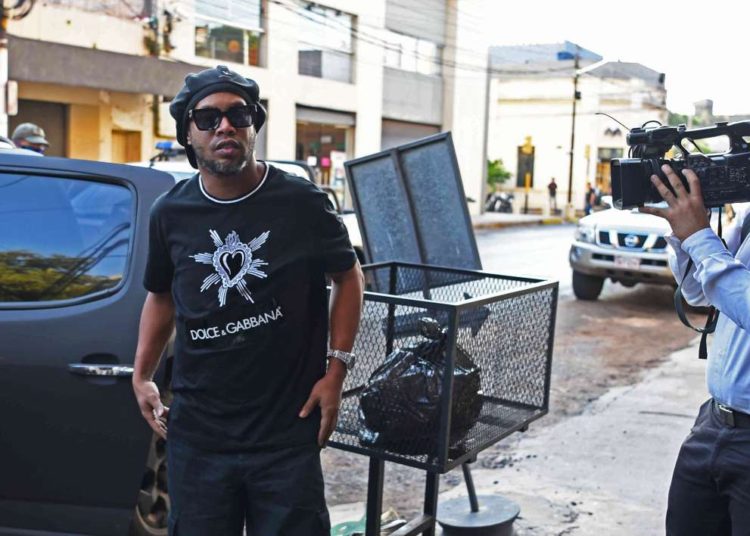 Ronaldinho y su hermano salen de la cárcel en Paraguay