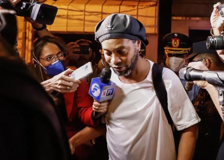 El abogado de Ronaldinho explicó por qué debió pagar una fianza de más de 1.6 millones de dólares
