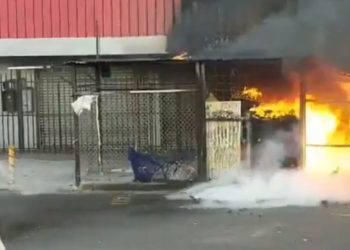 Incendio consume tres negocios en el centro de San Salvador