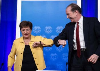 El responsable de la lucha contra el covid -19 en los EE.UU. recomendó erradicar para siempre una costumbre mundial