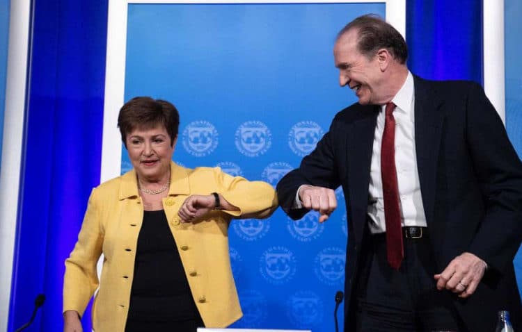 El responsable de la lucha contra el covid -19 en los EE.UU. recomendó erradicar para siempre una costumbre mundial