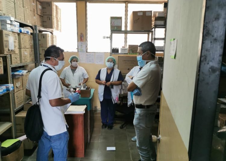 Encuentran material de bioseguridad escondido en bodega de unidad de salud de San Juan Tepezontes; hay un detenido