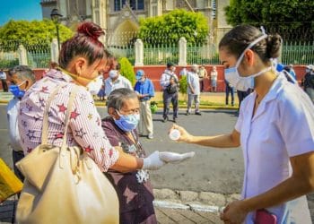 Beneficiados de ayuda económica reciben atención médica en agencias bancarias