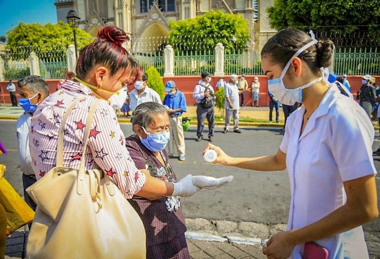 Beneficiados de ayuda económica reciben atención médica en agencias bancarias