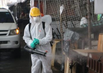 Desinfectan mercado de San Miguel y sus alrededores para evitar avance del coronavirus