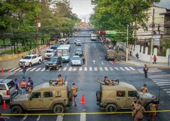 Gobierno apoya con policías y soldados el cerco sanitario de San Salvador