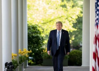 Donald Trump firma el decreto para suspender la inmigración a EEUU por 60 días