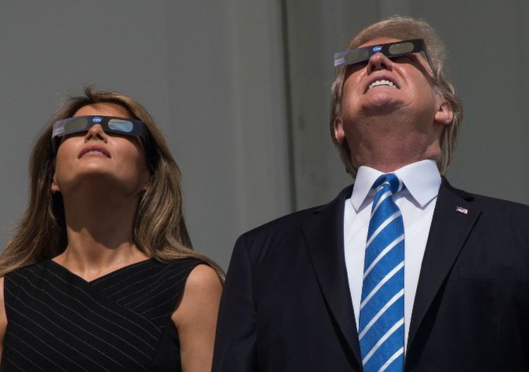 Trump propone usar la luz del sol e inyecciones de desinfectante para vencer al covid-19