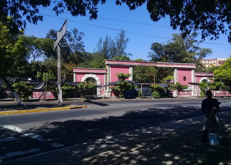 UES gradúa 620 nuevos profesionales para apoyar crisis de Covid-19