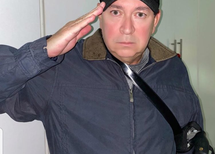 Pistola en mano Walter Araujo se pone a la orden de lo que “mande el pueblo” en apoyo al presidente Bukele