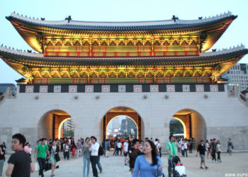 Seúl cierra de emergencia los bares y clubes nocturnos tras un nuevo brote de coronavirus