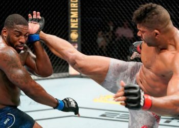 (VIDEO) Alistair Overeem y Walt Harris protagonizaron la pelea más sangrienta de jornada de UFC