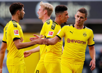 Borussia Dortmund goleó al Padernborn y redujo la distancia con el Bayern Munich