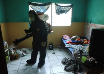Comandos de Salvamento desinfecta mesón Apolo de San Salvador