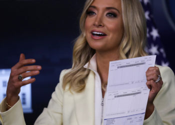 Portavoz de la Casa Blanca muestra datos bancarios privados de Donald Trump sin darse cuenta