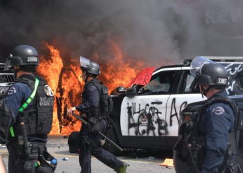 Ordenan el toque de queda en Los Ángeles tras manifestaciones violentas y bloqueos de calles