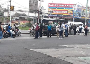 Salvadoreños se vieron afectados con transporte público para llegar a sus trabajos