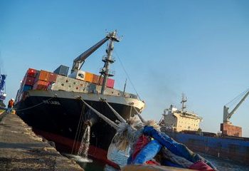 Atraca buque con cargamento con paquetes alimentarios