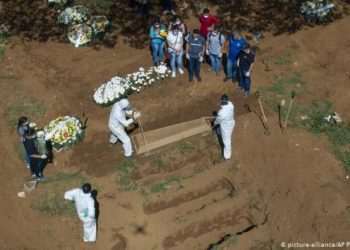 (VIDEO) Imágenes aéreas muestran centenares de fosas en el cementerio más grande de Brasil