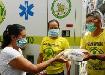 Socorristas entregan paquetes alimentarios a familias de Ilopango