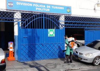 Socorristas desinfectan delegaciones policiales para evitar contagios de covid-19
